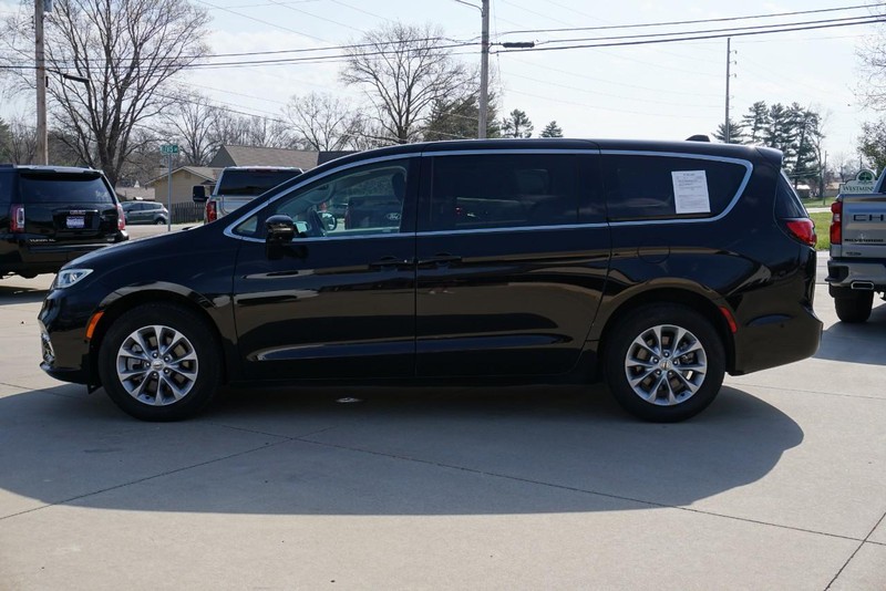 Chrysler Pacifica Vehicle Full-screen Gallery Image 06