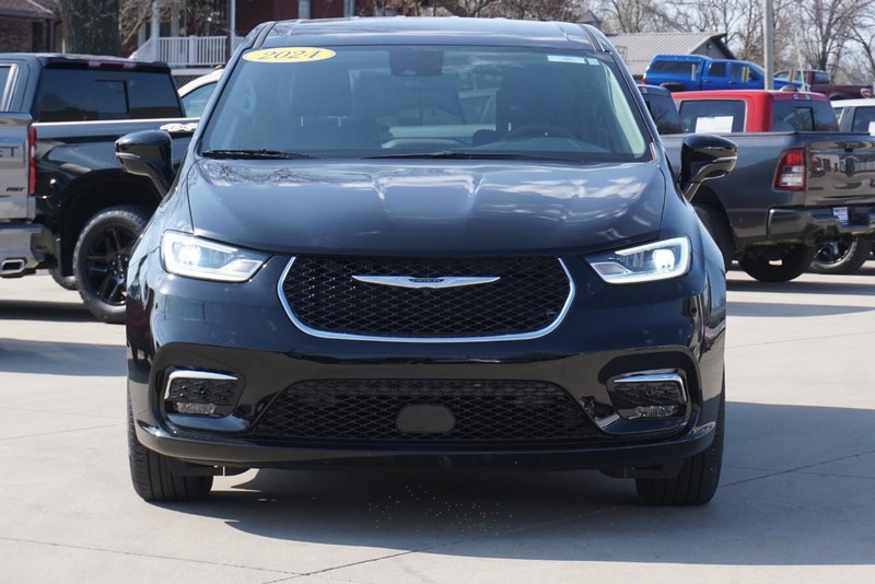 Chrysler Pacifica Vehicle Full-screen Gallery Image 08