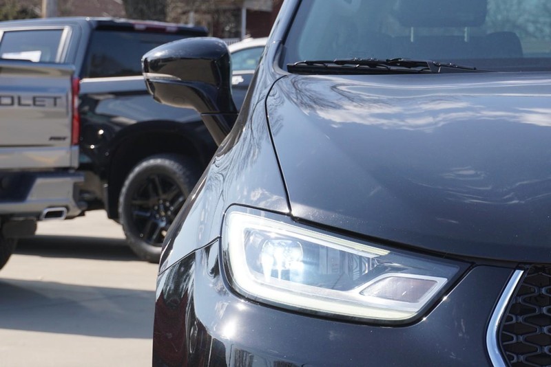 Chrysler Pacifica Vehicle Full-screen Gallery Image 09