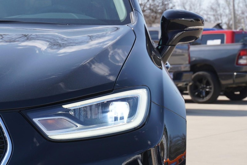 Chrysler Pacifica Vehicle Full-screen Gallery Image 10