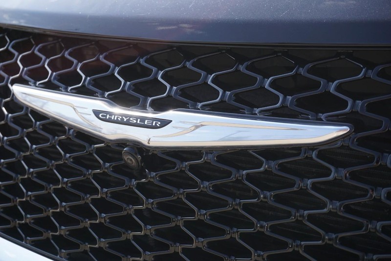 Chrysler Pacifica Vehicle Full-screen Gallery Image 11