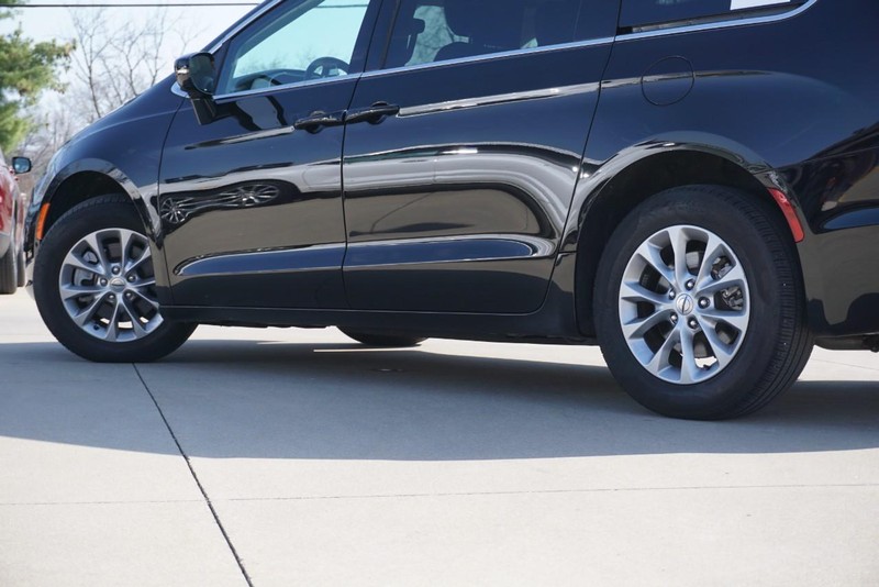 Chrysler Pacifica Vehicle Full-screen Gallery Image 13