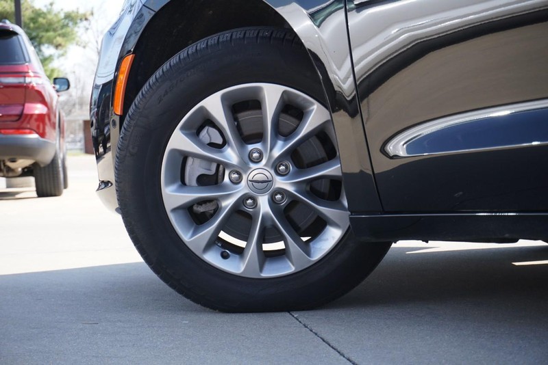 Chrysler Pacifica Vehicle Full-screen Gallery Image 14