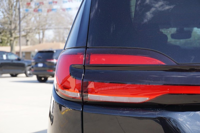 Chrysler Pacifica Vehicle Full-screen Gallery Image 16