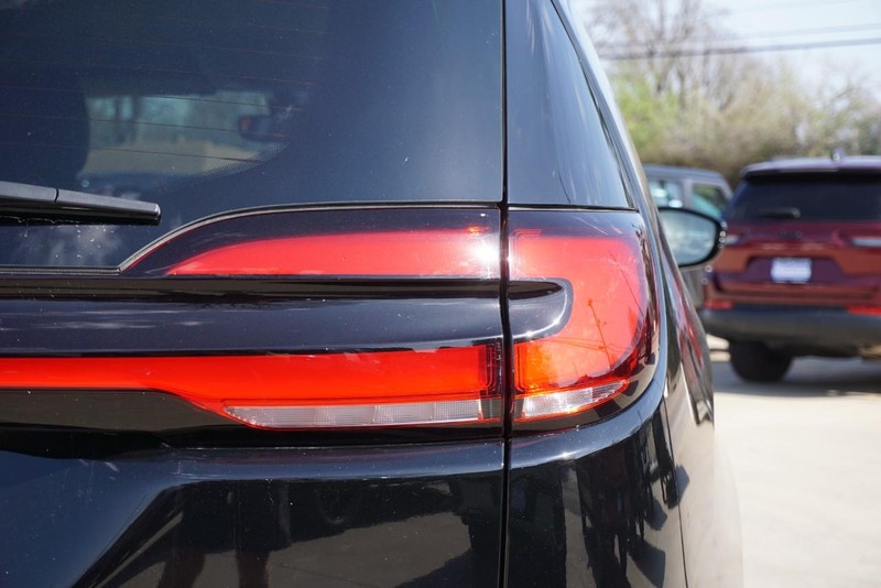 Chrysler Pacifica Vehicle Full-screen Gallery Image 17