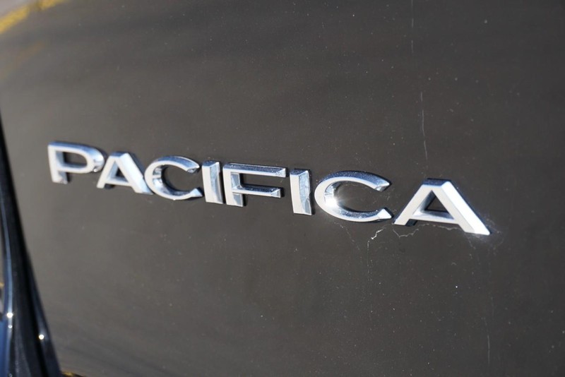 Chrysler Pacifica Vehicle Full-screen Gallery Image 18