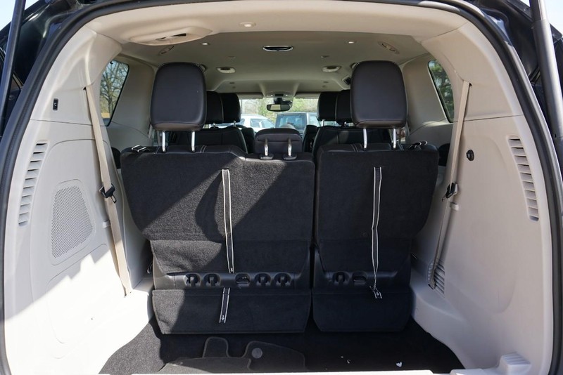 Chrysler Pacifica Vehicle Full-screen Gallery Image 19