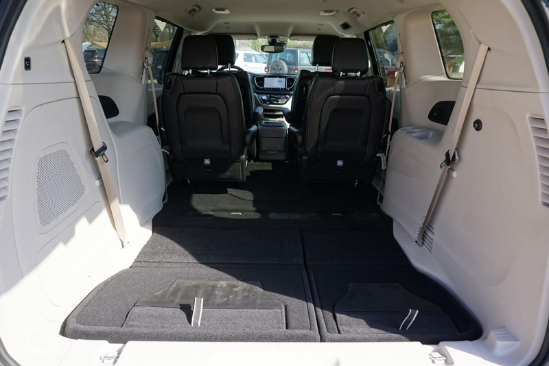 Chrysler Pacifica Vehicle Full-screen Gallery Image 20