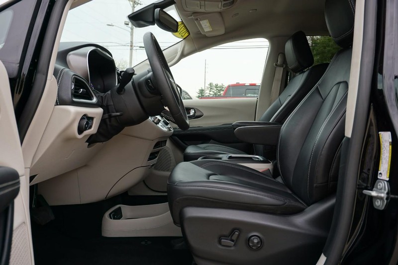 Chrysler Pacifica Vehicle Full-screen Gallery Image 21