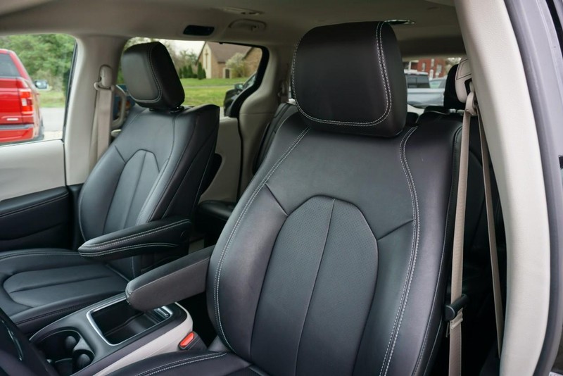 Chrysler Pacifica Vehicle Full-screen Gallery Image 23