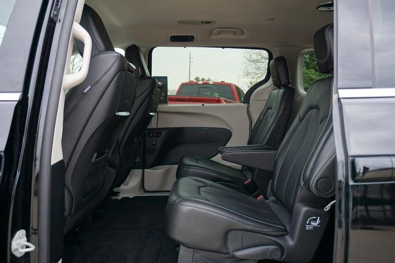 Chrysler Pacifica Vehicle Full-screen Gallery Image 24