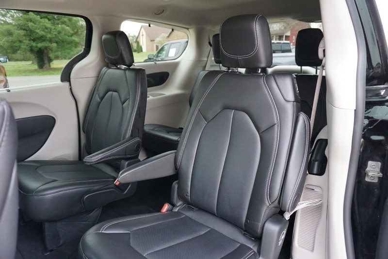 Chrysler Pacifica Vehicle Full-screen Gallery Image 25