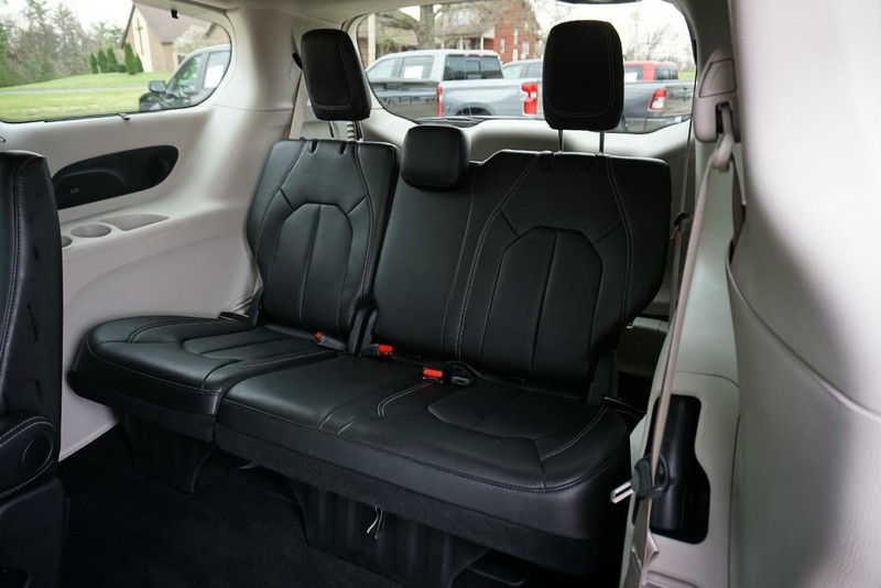 Chrysler Pacifica Vehicle Full-screen Gallery Image 26