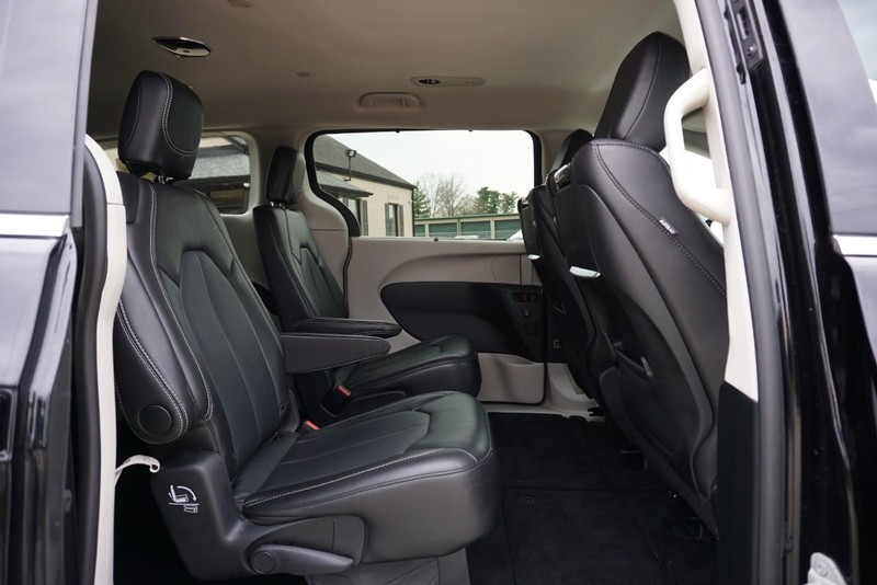 Chrysler Pacifica Vehicle Full-screen Gallery Image 27