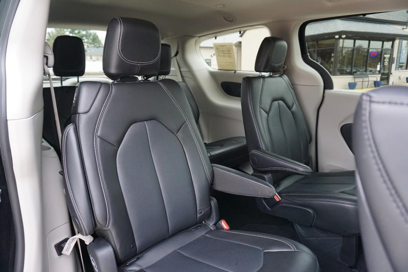 Chrysler Pacifica Vehicle Full-screen Gallery Image 28