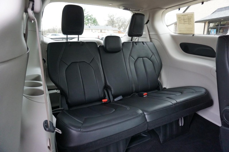 Chrysler Pacifica Vehicle Full-screen Gallery Image 29