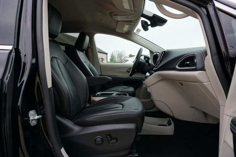 Chrysler Pacifica Vehicle Full-screen Gallery Image 30