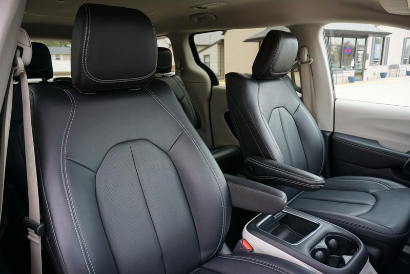 Chrysler Pacifica Vehicle Full-screen Gallery Image 32