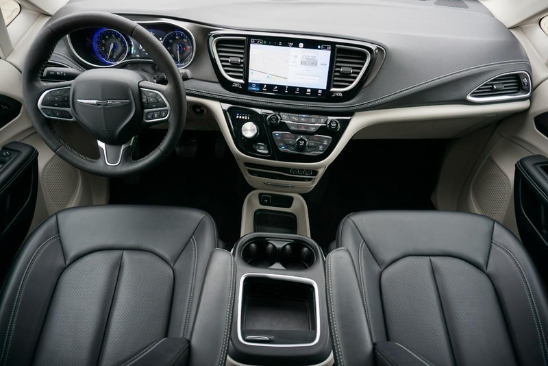 Chrysler Pacifica Vehicle Full-screen Gallery Image 33