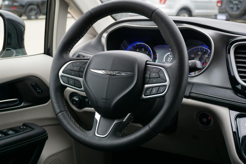 Chrysler Pacifica Vehicle Full-screen Gallery Image 34