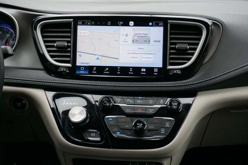 Chrysler Pacifica Vehicle Full-screen Gallery Image 35