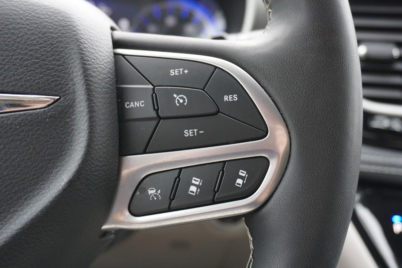 Chrysler Pacifica Vehicle Full-screen Gallery Image 45