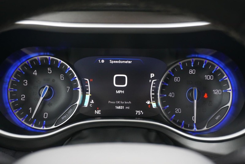 Chrysler Pacifica Vehicle Full-screen Gallery Image 46