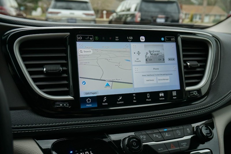 Chrysler Pacifica Vehicle Full-screen Gallery Image 48