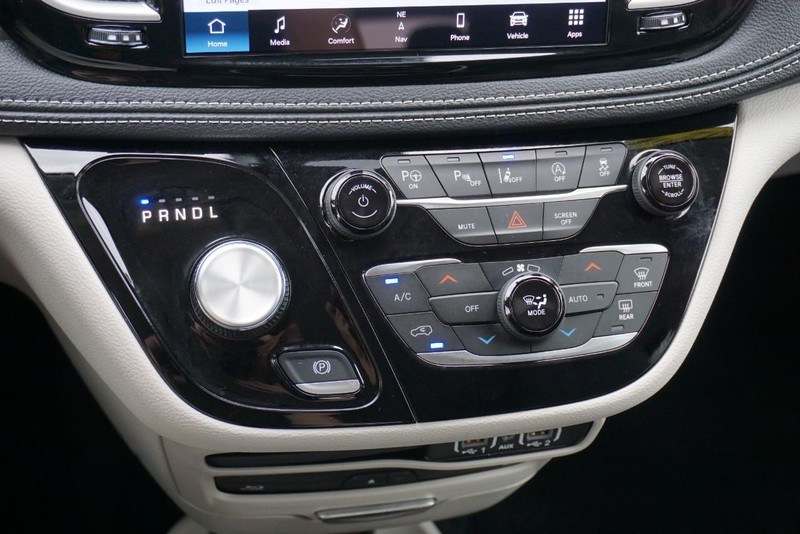 Chrysler Pacifica Vehicle Full-screen Gallery Image 49