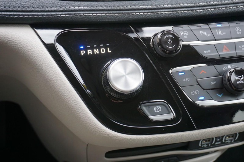 Chrysler Pacifica Vehicle Full-screen Gallery Image 50