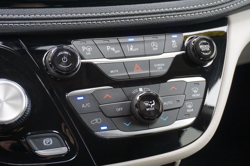 Chrysler Pacifica Vehicle Full-screen Gallery Image 51