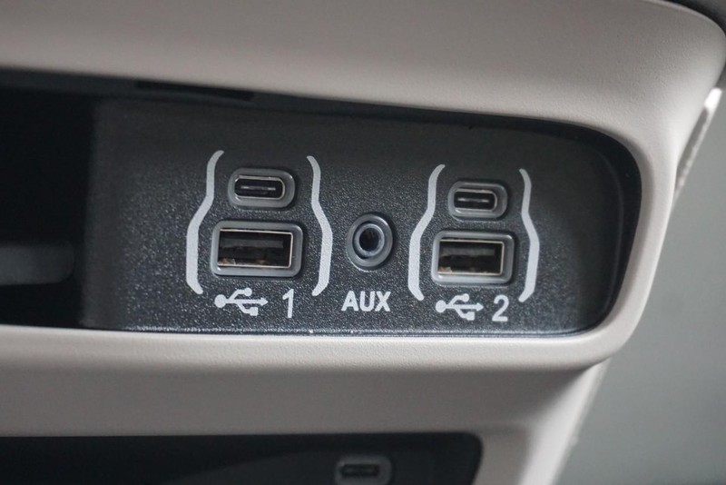 Chrysler Pacifica Vehicle Full-screen Gallery Image 53