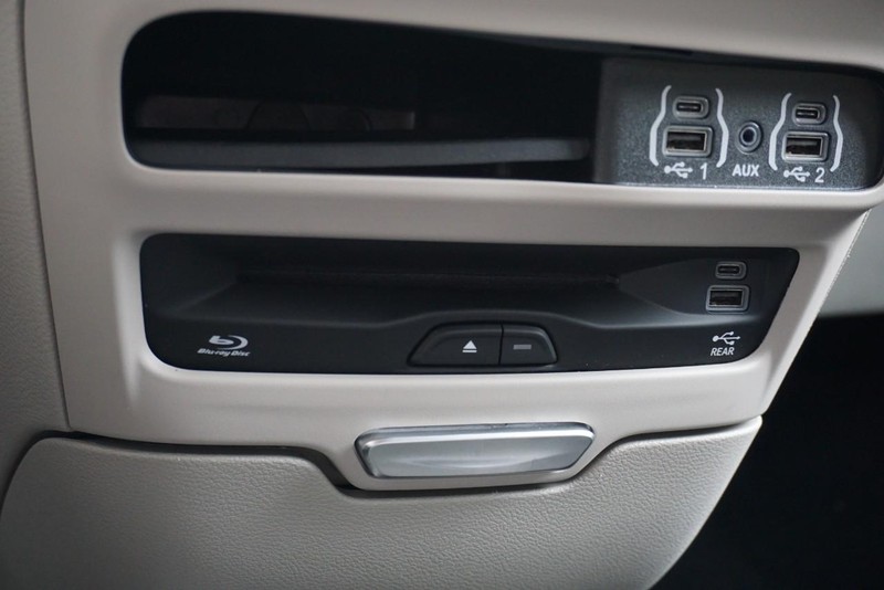 Chrysler Pacifica Vehicle Full-screen Gallery Image 54