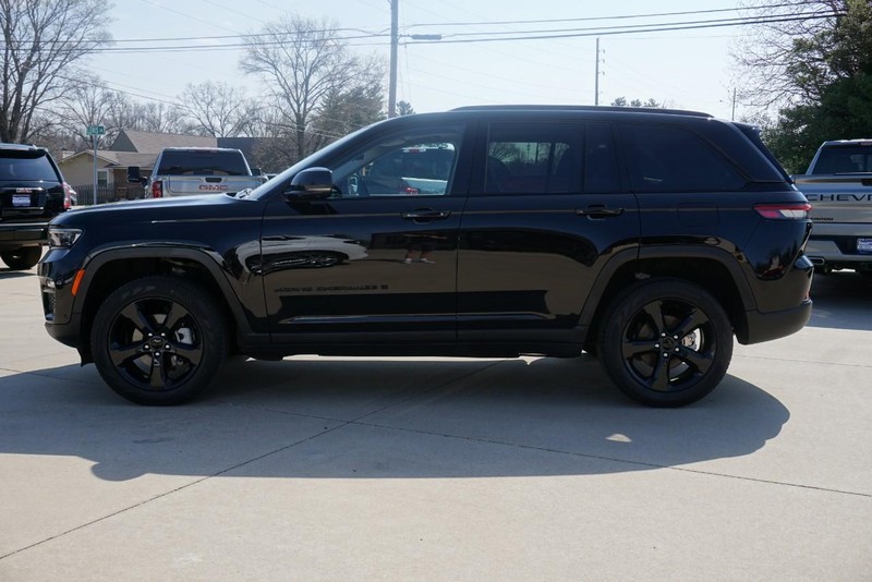 Jeep Grand Cherokee Vehicle Full-screen Gallery Image 07
