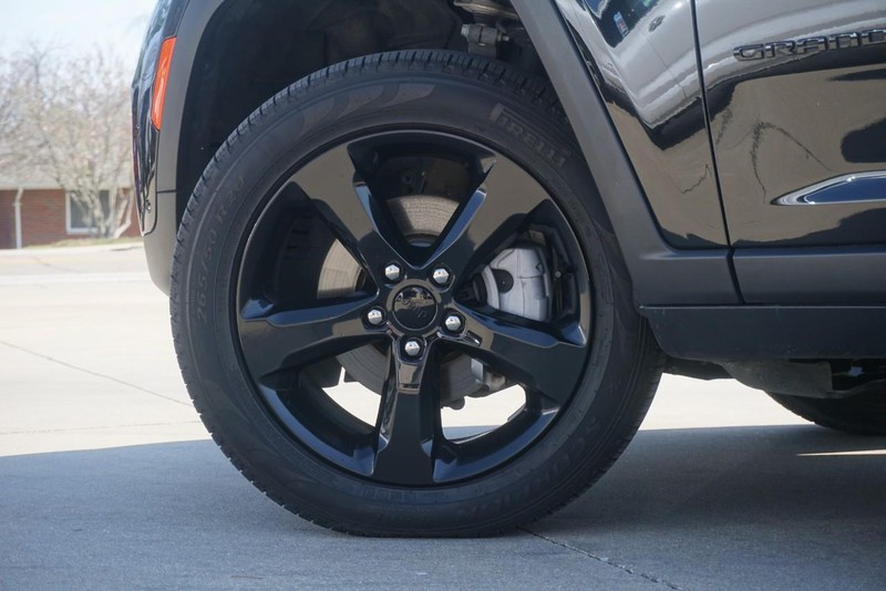 Jeep Grand Cherokee Vehicle Full-screen Gallery Image 15