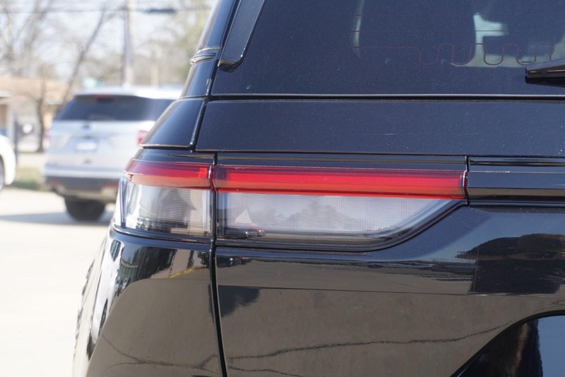 Jeep Grand Cherokee Vehicle Full-screen Gallery Image 18