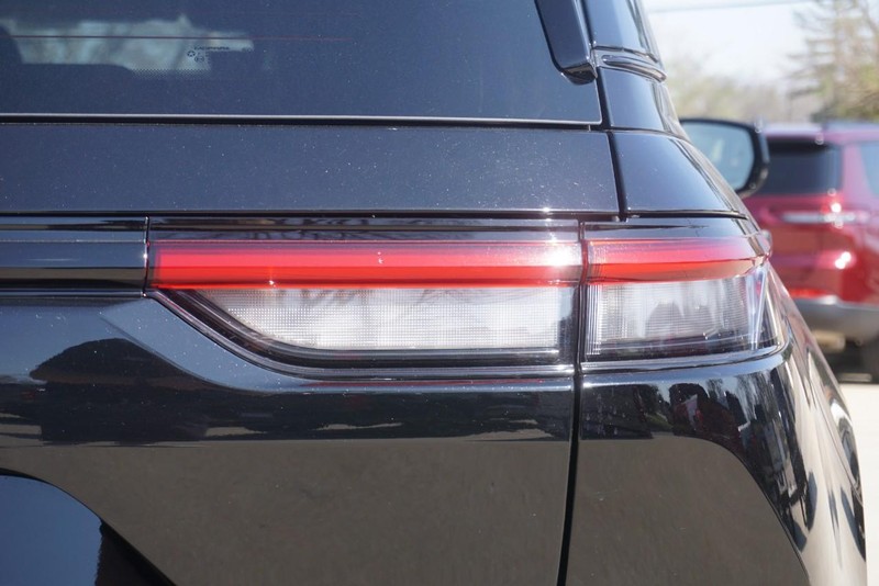 Jeep Grand Cherokee Vehicle Full-screen Gallery Image 19