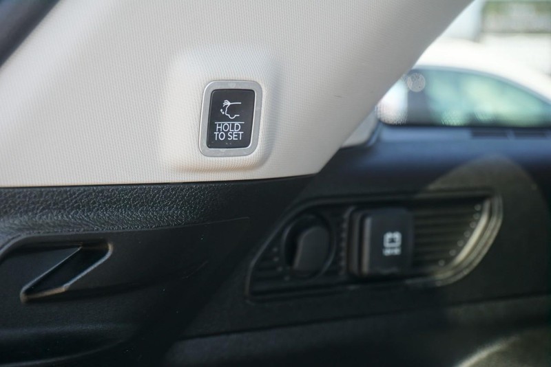 Jeep Grand Cherokee Vehicle Full-screen Gallery Image 23