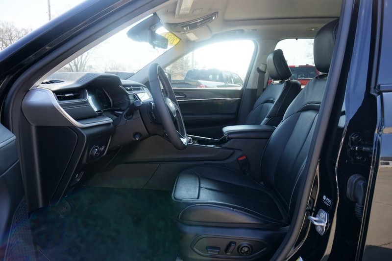 Jeep Grand Cherokee Vehicle Full-screen Gallery Image 24