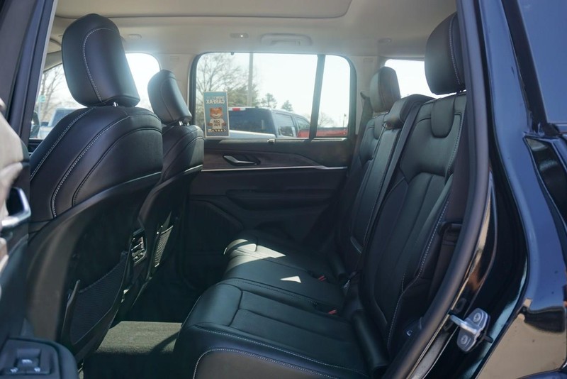 Jeep Grand Cherokee Vehicle Full-screen Gallery Image 27