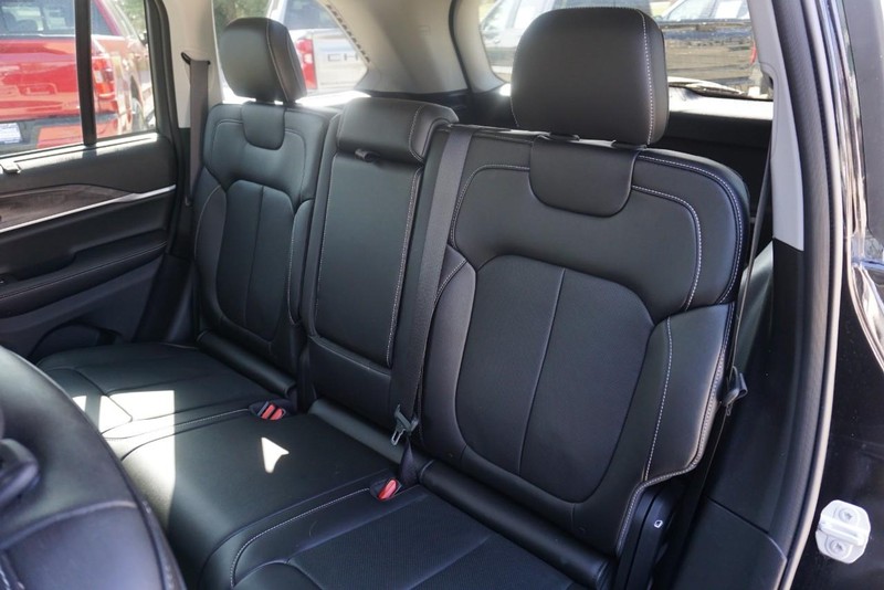 Jeep Grand Cherokee Vehicle Full-screen Gallery Image 28