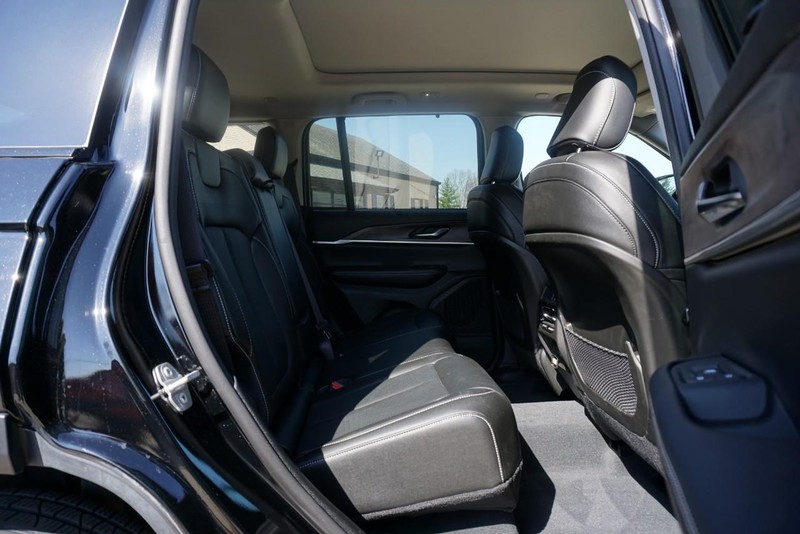 Jeep Grand Cherokee Vehicle Full-screen Gallery Image 29