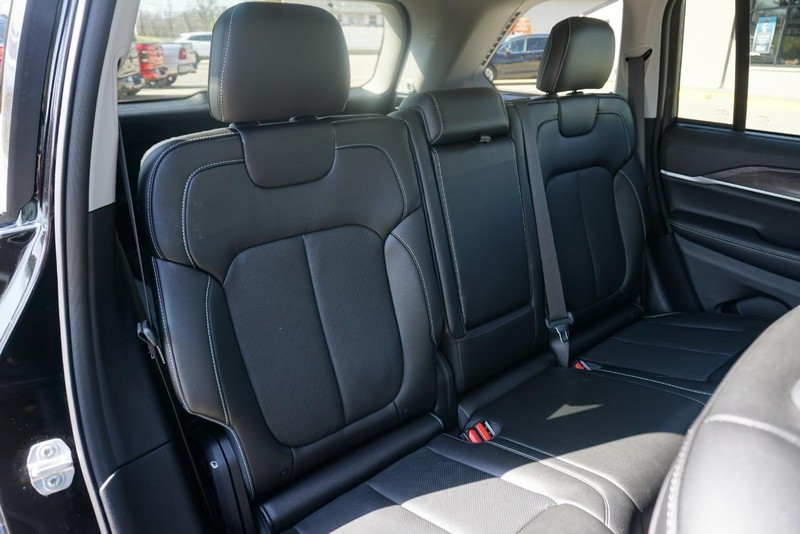 Jeep Grand Cherokee Vehicle Full-screen Gallery Image 30