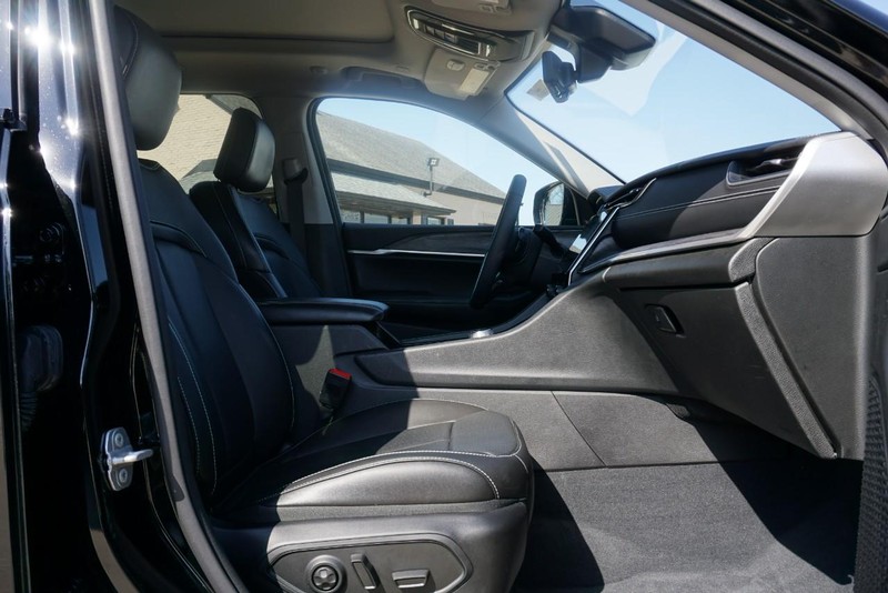 Jeep Grand Cherokee Vehicle Full-screen Gallery Image 31