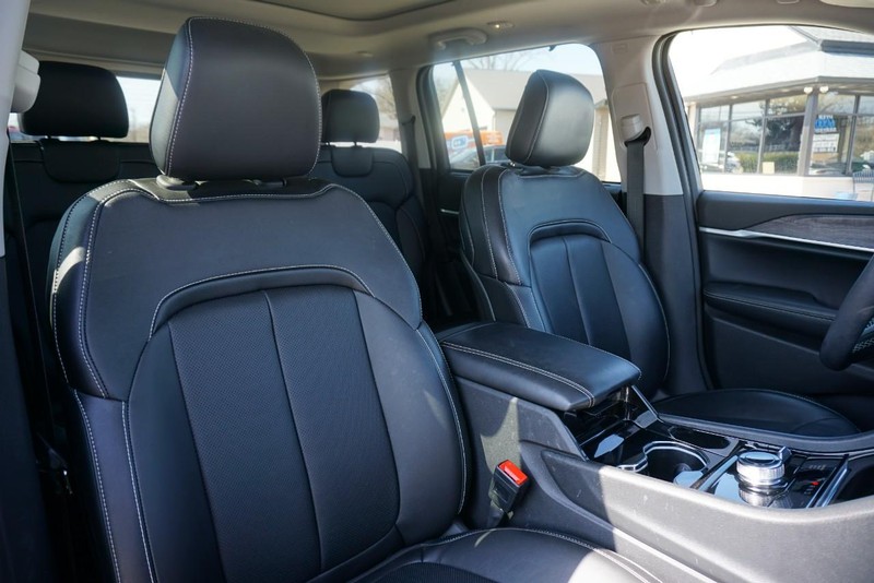 Jeep Grand Cherokee Vehicle Full-screen Gallery Image 33