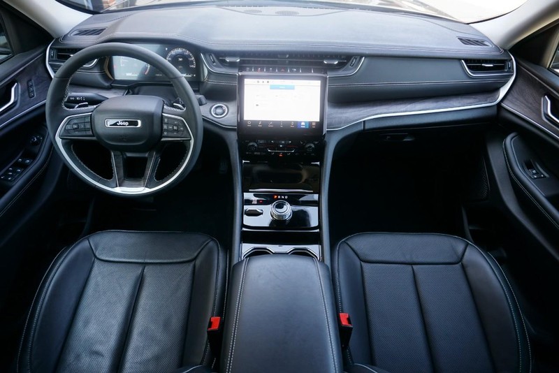 Jeep Grand Cherokee Vehicle Full-screen Gallery Image 34