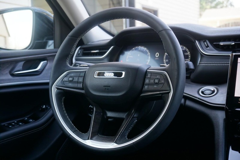 Jeep Grand Cherokee Vehicle Full-screen Gallery Image 35