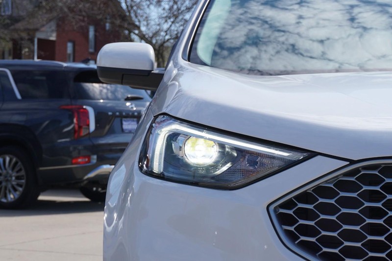 Ford Edge Vehicle Full-screen Gallery Image 09