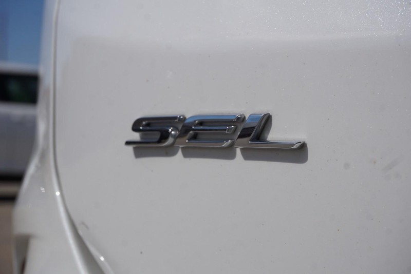 Ford Edge Vehicle Full-screen Gallery Image 18