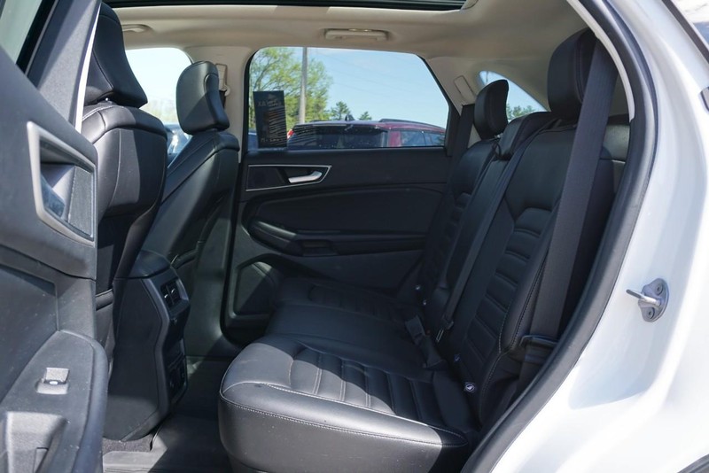 Ford Edge Vehicle Full-screen Gallery Image 24